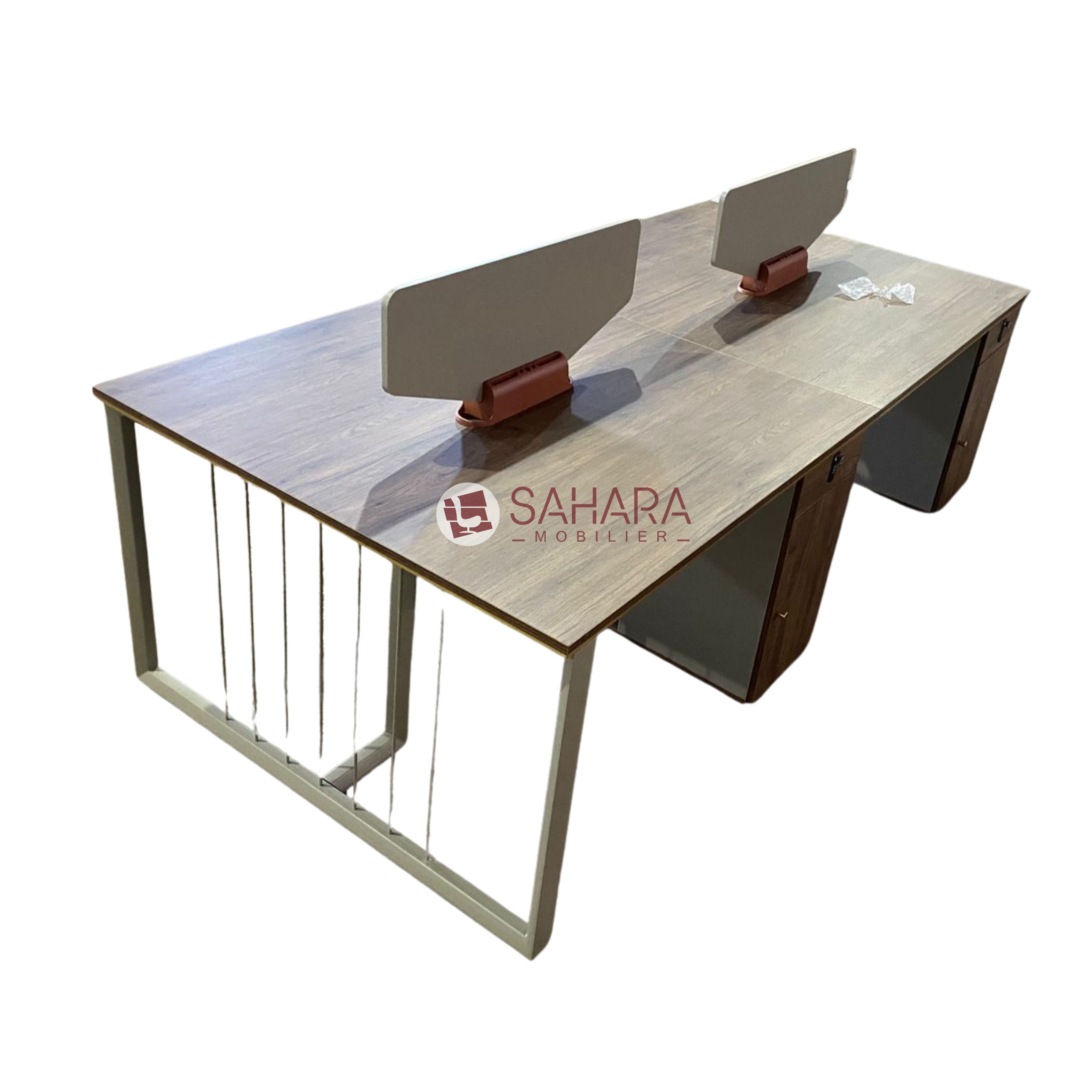 Structure semi-métallique robuste : piètement en métal tubulaire haute résistance assurant stabilité et durabilité.
Plateaux de travail : surfaces en panneaux mélaminés de haute qualité (épaisseur standard généralement 19 mm), résistants aux rayures et faciles à entretenir.
Finitions élégantes : choix de coloris contemporains adaptés aux environnements professionnels